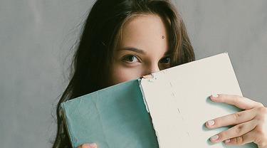 Perempuan Yang Suka Baca Buku Dinilai Lebih Cantik Oleh Banyak
