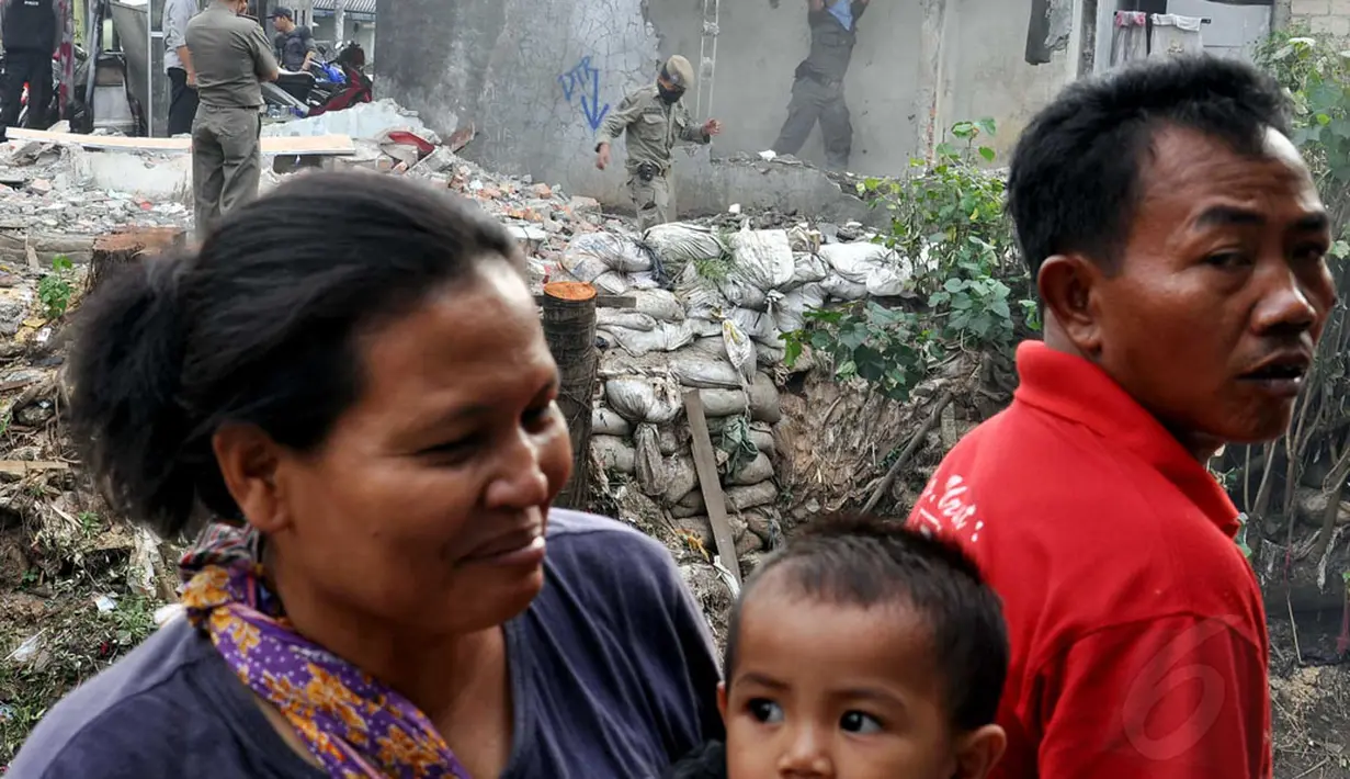 Sejumlah warga terlihat pasrah melihat tempat tinggalnya dihancurkan sebagai imbas proyek normalisasi kali Mampang, Jakarta Selatan, (19/8/2014). (Liputan6.com/Miftahul Hayat)