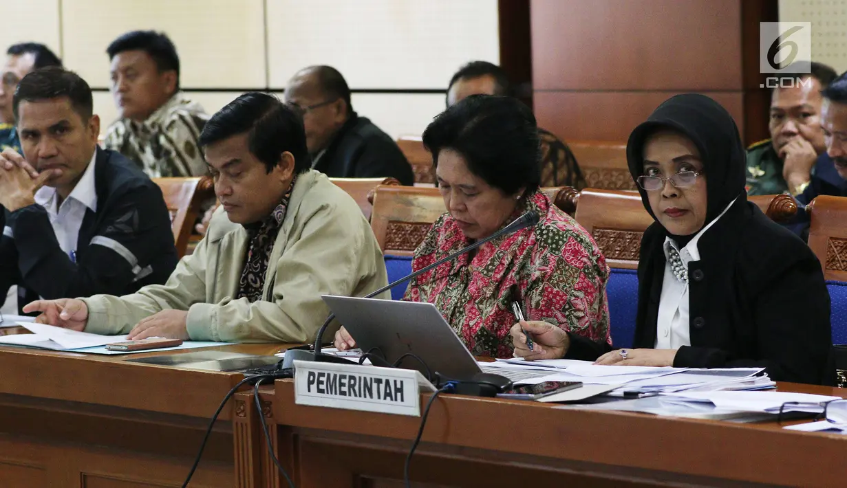 Kepala Badan Pembinaan Hukum Nasional Kementerian Hukum dan HAM Enny Nurbaningsih (kanan) membahas RUU Nomor 15 Tahun 2003 tentang Pemberantasan Tindak Pidana Terorisme di Kompleks Parlemen Senayan, Jakarta, Rabu (23/5). (Liputan6.com/Johan Tallo)