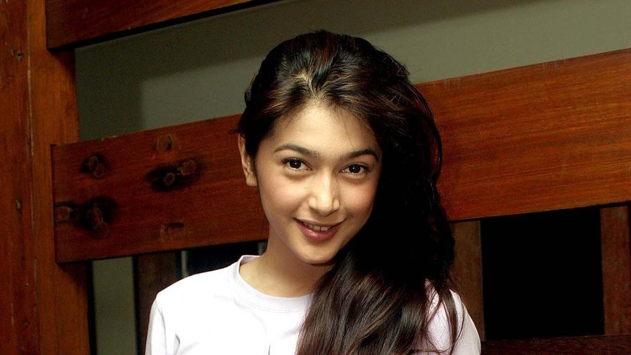 Nabila, bintang utama di sinetron CINTA SMU tahun 2002, memukau sebagai Putri Regina Prayoga. Sinetron ini sukses bertahan selama 3 tahun!