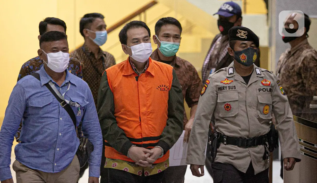 Wakil Ketua DPR Aziz Syamsuddin digiring petugas jelang penetapan tersangka dan penahanan di Gedung KPK Jakarta, Sabtu (25/9/2021). Politisi Partai Golkar ini ditetapkan sebagai tersangka dan langsung ditahan KPK terkait kasus penanganan perkara di Pemkab Lampung Tengah. (Liputan6.com/Faizal Fanani)