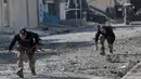 Dua tentara pasukan khusus Irak menyelamatkan diri setelah serangan bom mobil bunuh diri yang dilakukan militan ISIS di kota Tahrir, Irak, 17 November 2016. (REUTERS/Goran Tomasevic)