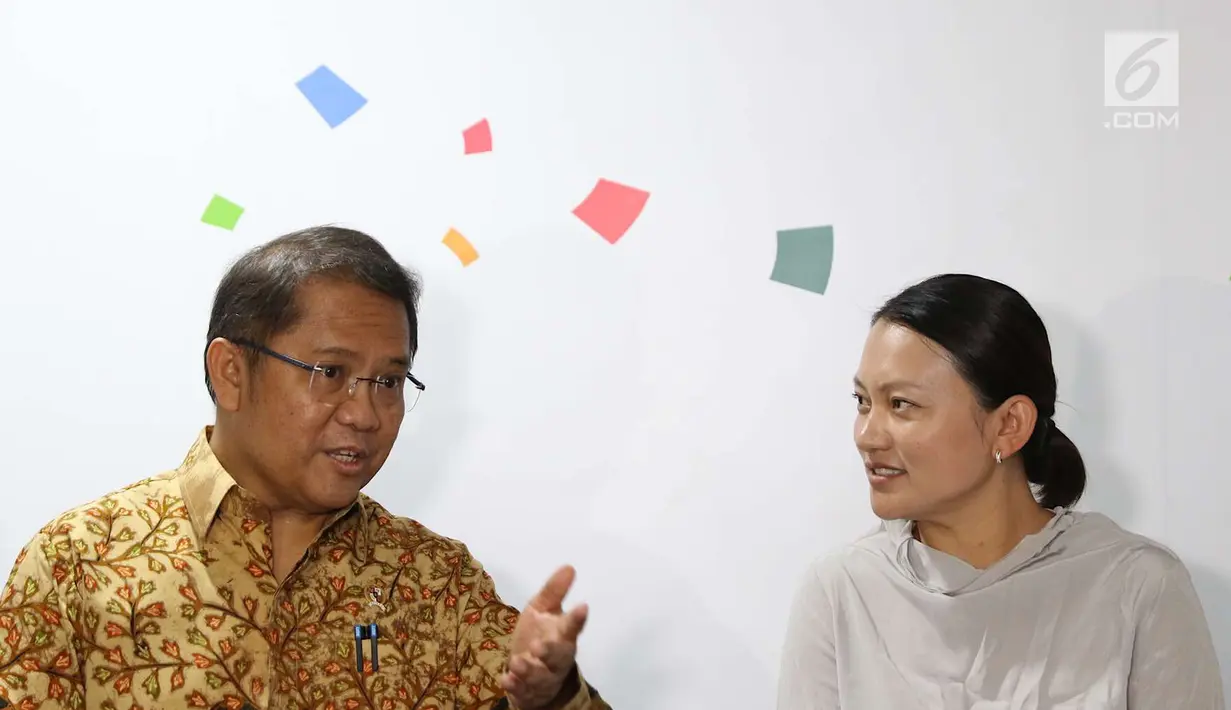 Menkominfo Rudiantara (kiri) berbicara  dengan SVP Bytedance Zhen Liu saat memberi keterangan terkait pemblokiran Tik Tok, Jakarta, Rabu (4/7). Pemblokiran akan dicabut bila Tik Tiok berkomitmen membersihkan konten negatif. (Liputan6.com/ImmanuelAntonius)