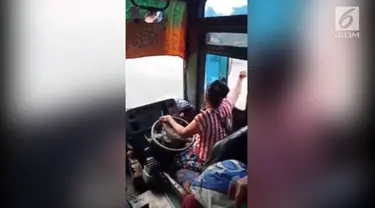 Emak-emak gaul bekerja sebagai sopir sekaligus kernet bus. Gayanya nyentrik dan unik hingga jadi perhatian.