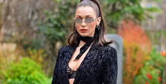 Bella Hadid memang tak pernah mengecewakan soal penampilannya. Gayanya selalu menginspirasi. Seperti gayanya dengan sederet koleksi blazernya. Tak terlihat sangat formal, namun Bella tampak modis. (Instagram/bellahadid)