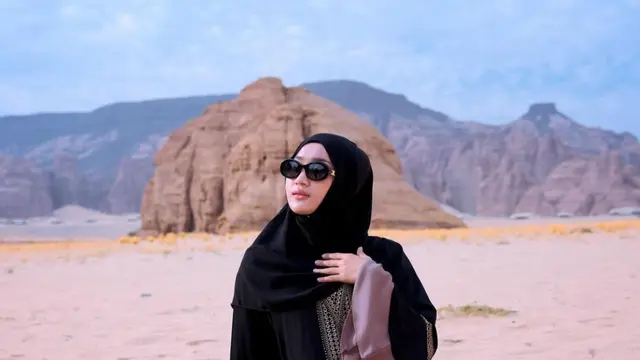 Potret Yeni Inka umroh sekalian jalan-jalan ke Al Ula. (credit: instagram.com/yeniinka)