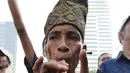 Masyarakat Maninjau Sumatera Barat memainkan pupuik Sarunai pada Parade Budaya Minangkabau di areal car free day, Jakarta, Minggu (8/7). Kegiatan ini untuk mensukseskan Festival Danau Maninjau pada Oktober 2018 mendatang. (Liputan6.com/Herman Zakharia)
