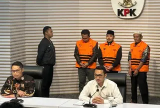 Bupati Bekasi Ade Kuswara Kunang (ADK) bersama ayahnya, yang menjabat Kepala Desa Sukadami, Kecamatan Cikarang Selatan, Kabupaten Bekasi, HM Kunang (HMK), sebagai tersangka korupsi suap ijon proyek. (Liputan6.com/ Dok Ist)