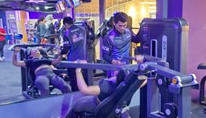 Kurang gerak dan kebanyakan minum minuman manis kekinkan, diduga menjadi penyebab penyakit diabetes meningkat pada usia muda. Padahal, biasakan diri dengan pola hidup sehat berolahraga bisa menjadi salah satu kunci sehat jauhkan diri dari diabetes dan juga obesitas.