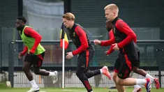 Pemain Belgia Mandela Keita (kiri),Kevin De Bruyne (tengah) dan Arthur Vermeeren melakukan pemanasan selama sesi latihan sebagai bagian dari persiapan timnas untuk Euro 2024 di Tubize, Selasa (4/6/2024). (VIRGINIE LEFOUR / Belga / AFP)