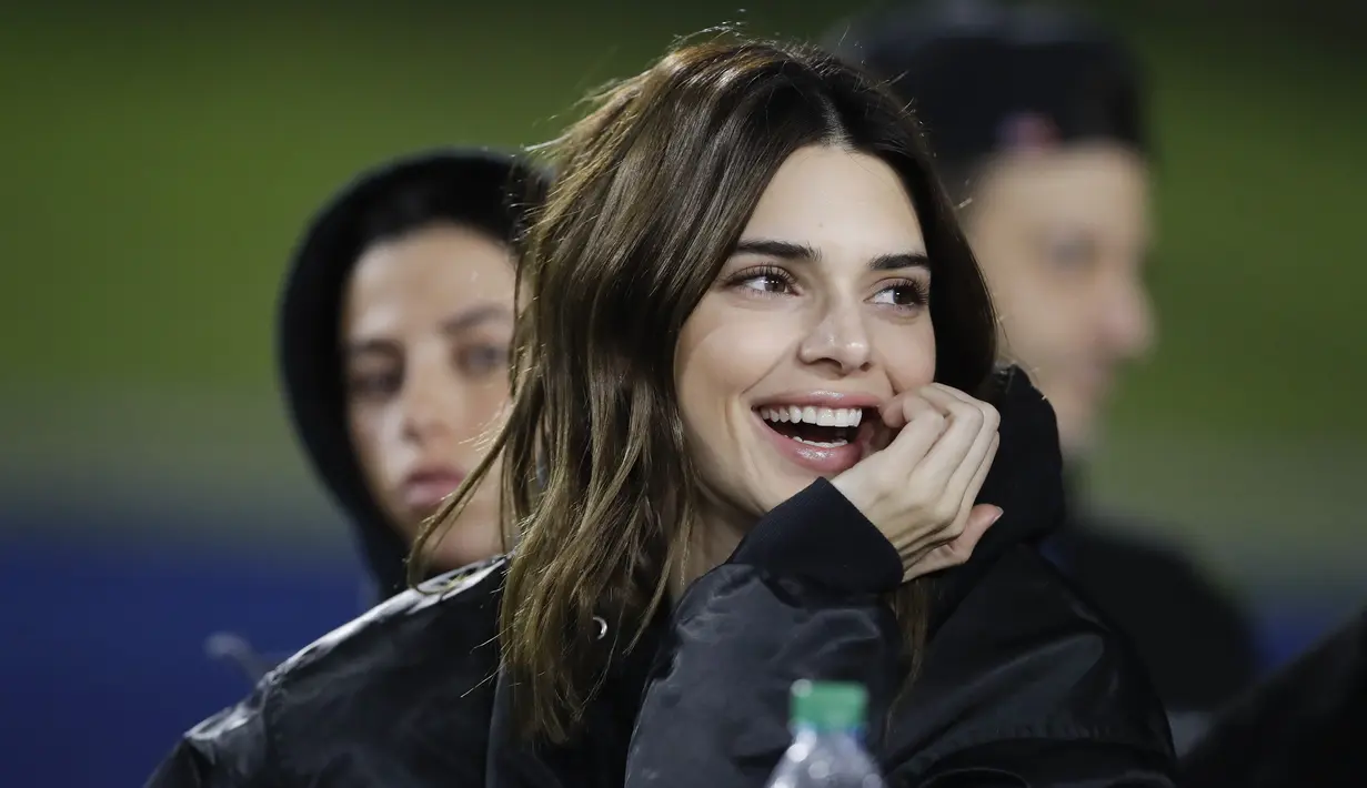 Model Kendall Jenner tersenyum selama paruh kedua pertandingan Los Angeles Rams dan Baltimore Ravens di Los Angeles Memorial Coliseum di Los Angeles, California (25/11/2019). Kendall Jenner tampil cantik mengenakan jaket hitam. (AP Photo/Marcio Jose Sanchez)