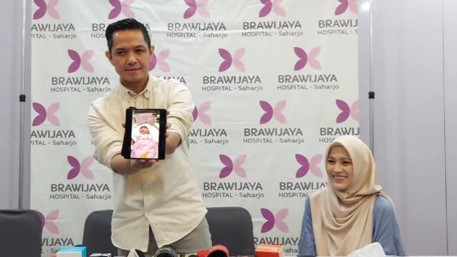 Dude Harlino dan Alyssa Soebandono akhirnya mendapatkan anak perempuan.