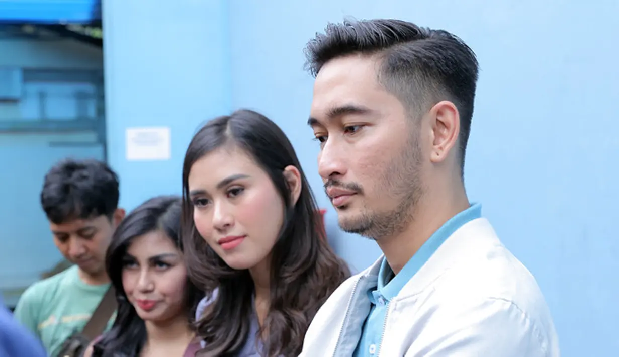 "(mantan) Diundang. Mantan kan udah jadi temen juga, baik-baik semua," ucap Syahnaz Sadiqah di kawasan Kapten Tendean, Jakarta Selatan, Jumat (23/2/2018). (Deki Prayoga/Bintang.com)