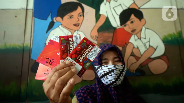 Siswa SD menerima Dua Kartu Perdana
