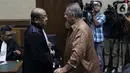 Terdakwa dugaan suap proyek PLTU Riau-1 yang juga mantan Dirut PLN, Sofyan Basir (tengah) bersama kuasa hukumnya jelang menjalani sidang tuntutan di Pengadilan Tipikor, Jakarta, Senin (10/7/2019). Sofyan Basir dituntut 5 tahun penjara, denda Rp200 juta. (Liputan6.com/Helmi Fithriansyah)
