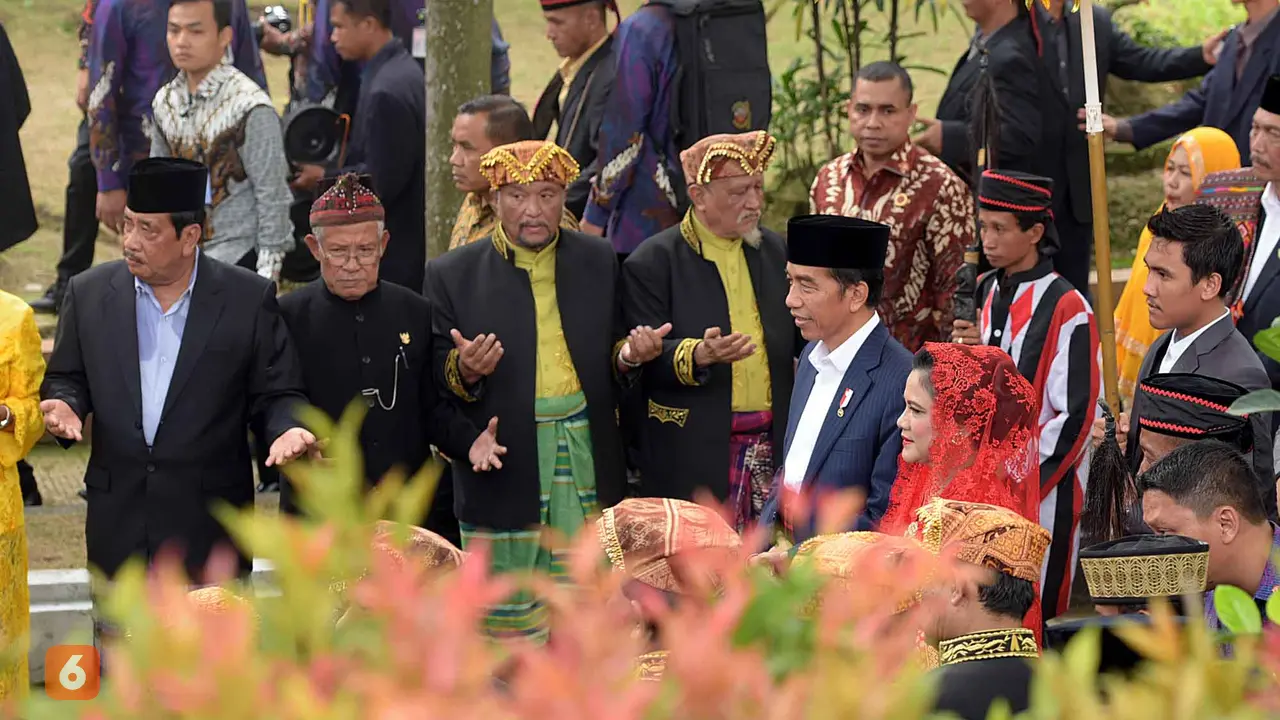 [Bintang] Jokowi dan Iriana Medan