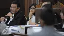 <p>Jessica Kumala Wongso (tengah) saat persidangan ke 25 di PN Jakpus, Senin (26/9). Penampilan Jessica sedikit berbeda dengan mengenakan kacamata. (Liputan6.com/Helmi Afandi)</p>