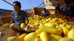 Selama puasa, minat pembeli semakin tinggi karena buah tersebut merupakan hidangan khas selama Ramadan, Jakarta, Selasa (1/7/14). (Liputan6.com/Miftahul Hayat)