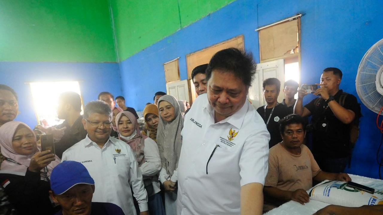 Menteri Koordinator Bidang Perekonomian Airlangga Hartarto memulai penyaluran Bantuan Langsung Tunai (BLT) El Nino berupa beras 10 kg kepada 2.200 keluarga penerima manfaat (KPM). Secara simbolis, BLT El Nino tersebut diberikan Menko Airlangga kepada warg