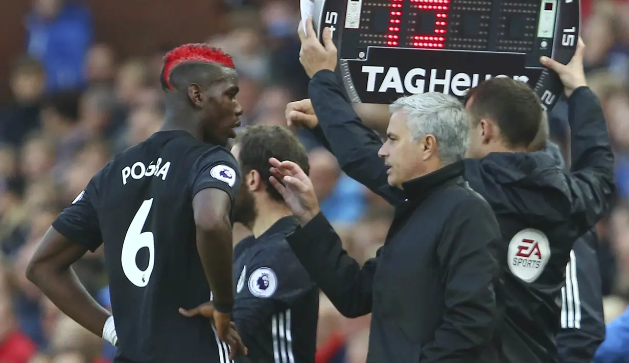 Pelatih Manchester United, Jose Mourinho, memberi arahan kepada Paul Pogba saat melawan Stoke City pada laga Premier League di Stadion bet365, Sabtu (9/9/2017). Manchester United bermain imbang 2-2 dengan Stoke City.(AFP/Geoff Caddick)