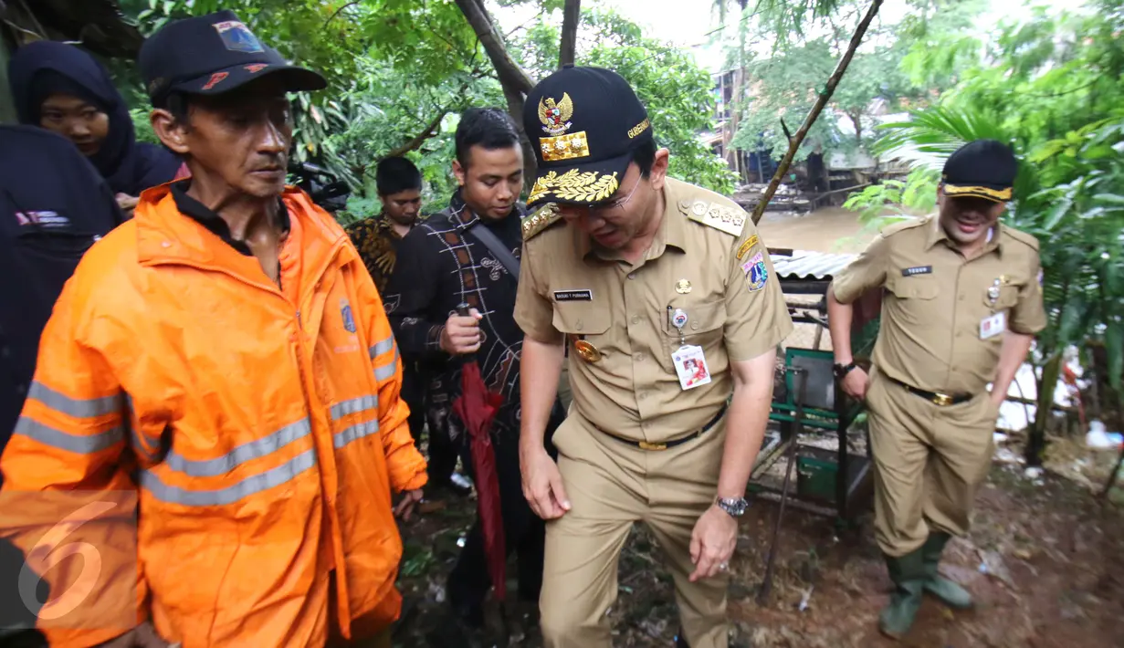 Basuki Tjahaja Purnama atau Ahok saat mendatangi di pinggiran kali Bukit Duri, Jakarta, Senin (20/2).  Ahok menegaskan bahwa dia tidak akan mengulur-ngulur waktu untuk melakukan proses normalisasi Sungai Ciliwung. (Liputan6.com/Helmi Afandi)