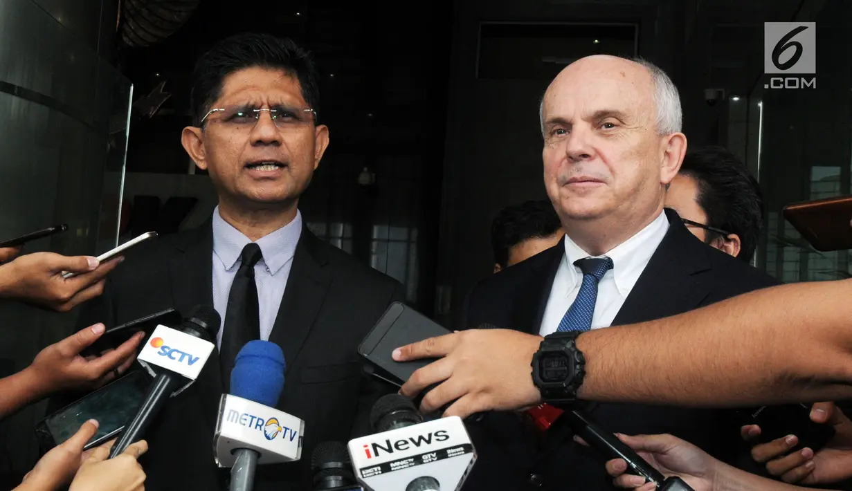 Wakil Ketua KPK Laode Syarif bersama Duta Besar Amerika Serikat untuk Indonesia Joseph R. Donovan Jr memberikan keterangan usai melakukan pertemuan tertutup di Gedung KPK, Jakarta, Selasa (26/2). (Merdeka.com/Dwi Narwoko)
