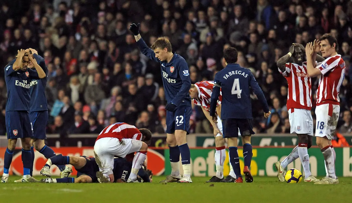 Dua tahun kemudian di bulan yang sama, gelandang muda Arsenal, Aaron Ramsey juga mengalami cedera serius usai tekel brutal yang dilakukan bek Stoke City, Ryan Shawcross. Kejadian itu mengakibatkan Ramsey mengalami patah kaki. (AFP/Paul Ellis)