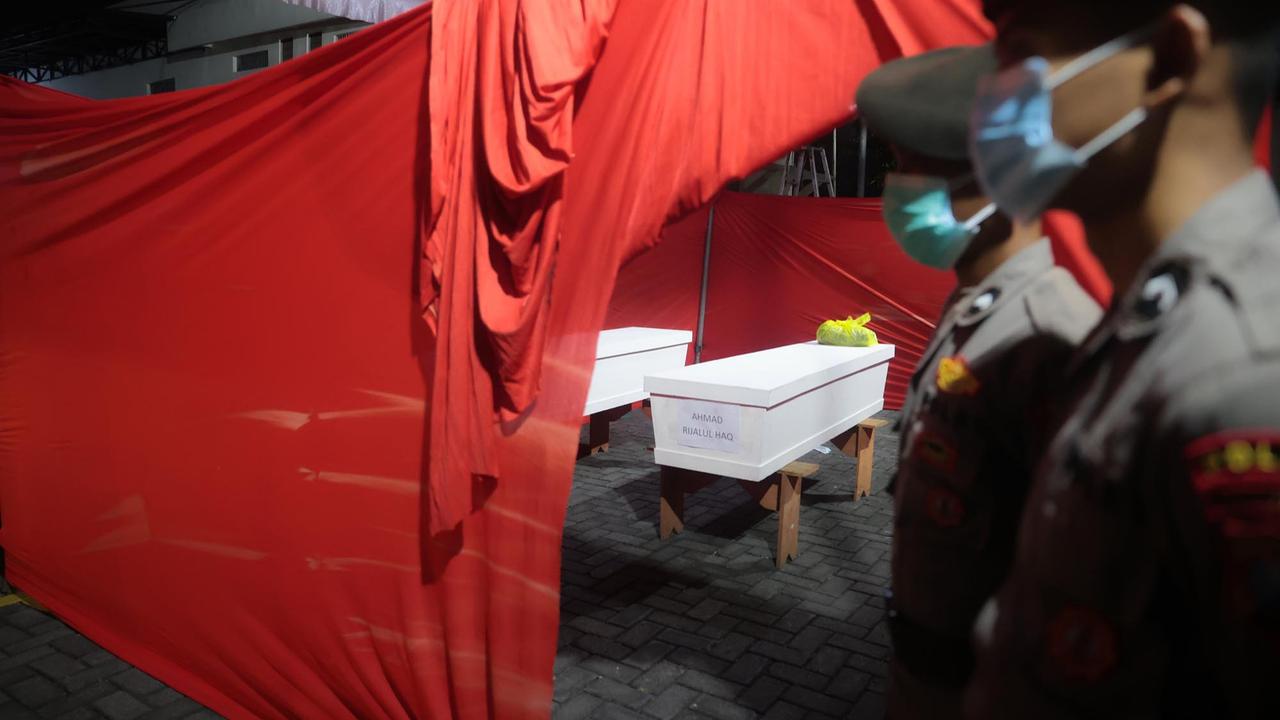 FOTO: 45 Kantong Jenazah Korban Ambruknya Musala Ponpes Al Khoziny Diterima RS Bhayangkara, Proses Identifikasi Terus Berlanjut