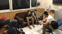 Youtuber Edo Putra dan rekannya diamankan di Mapolrestabes Palembang, usai video prank bagi-bagi daging kurban berisi sampah viral di media sosial (Dok. Humas Mapolrestabes Palembang / Nefri Inge)