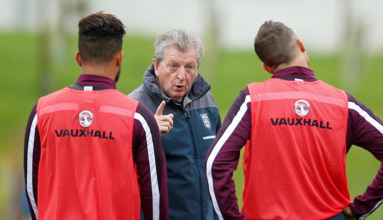 Pelatih Timnas Inggris Roy Hodgson memberi instruksi kepada anak asuhnya saat latihan di  St. George’s Park, Inggris, Rabu (07/10/15). (Reuters / John Sibley)