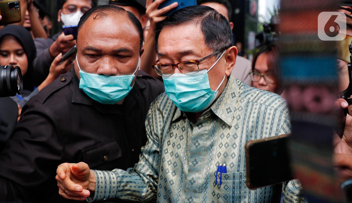 Soedomo diperiksa terkait aliran uang di gratifikasi Saiful Ilah. Penyidik mencecar perihal uang asing yang diterima oleh Saiful. (Liputan6.com/Angga Yuniar)