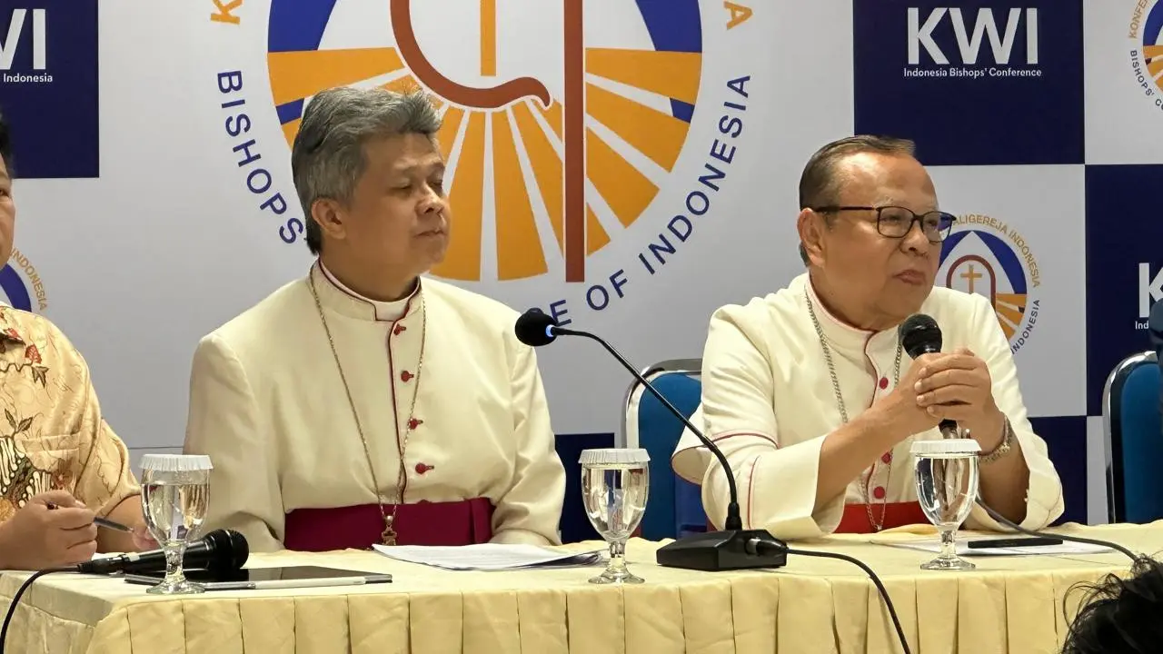 Uskup Agung Jakarta Ignatius Kardinal Hardjoatmodjo (kanan) dan Ketua KWI Mgr. Antonius Subianto Bunjamin, OSC (kiri) dalam pernyataan pers dengan media di Jakarta, Rabu (28/8/2024). (Liputan6/Benedikta Miranti)