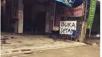 5 Papan Informasi Toko Buka Absurd Banget, Bikin Geregetan (sumber: Instagram.com/ngakakkocak)