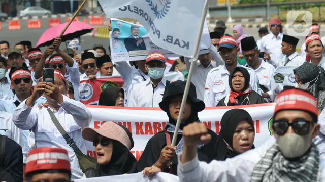 Guru madrasah melakukan aksi unjuk rasa