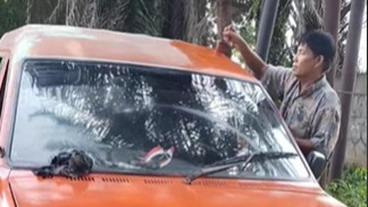Unik dan Kreatif, Pria Paruh Baya Cat Mobil Pakai Kuas Rumah, Hasilnya Bikin Kaget