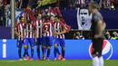 Para pemain Atletico Madrid merayakan gol saat menjamu Bayern Munchen pada laga grup D Liga Champions di Vicente Calderon stadium, Madrid, Kamis (29/9/2016) dini hari WIB. (AFP/Javier Soriano)