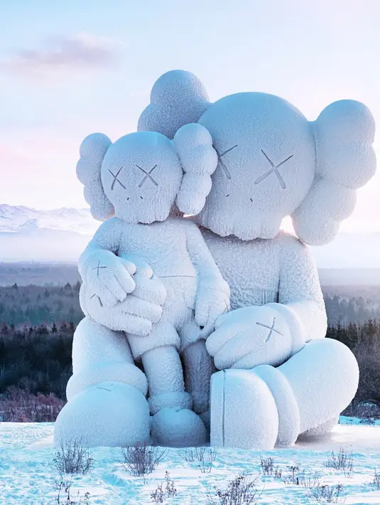 Awal 2022, patung raksasa KAWS Tiba di Gunung Changbai, Tiongkok menampilkan figur “Orangtua” yang sedang memangku “anaknya”. [Instagram/arr.allrightsreserved]