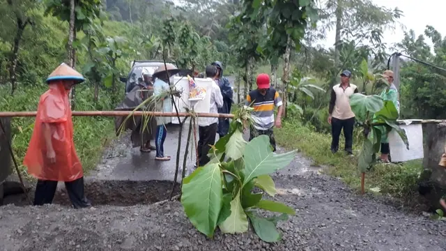 Gerusan banjir Sungai Mengaji, menyebabkan pondasi jembatan di Desa Singasari Kecamatan Sokawera, Banyumas tergerus dan menyebabkan ambles. (Foto: Liputan6.com/BPBD Banyumas/Muhamad Ridlo)