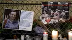Foto yang diambil pada 22 Februari 2024 di Esplanade du Trocadero, Paris menunjukkan plakat dan lilin di tugu peringatan sementara saat berlangsung unjuk rasa oleh asosiasi "Rusia-Libertes" menyusul kematian pemimpin oposisi Alexei Navalny. (Ludovic MARIN/AFP)