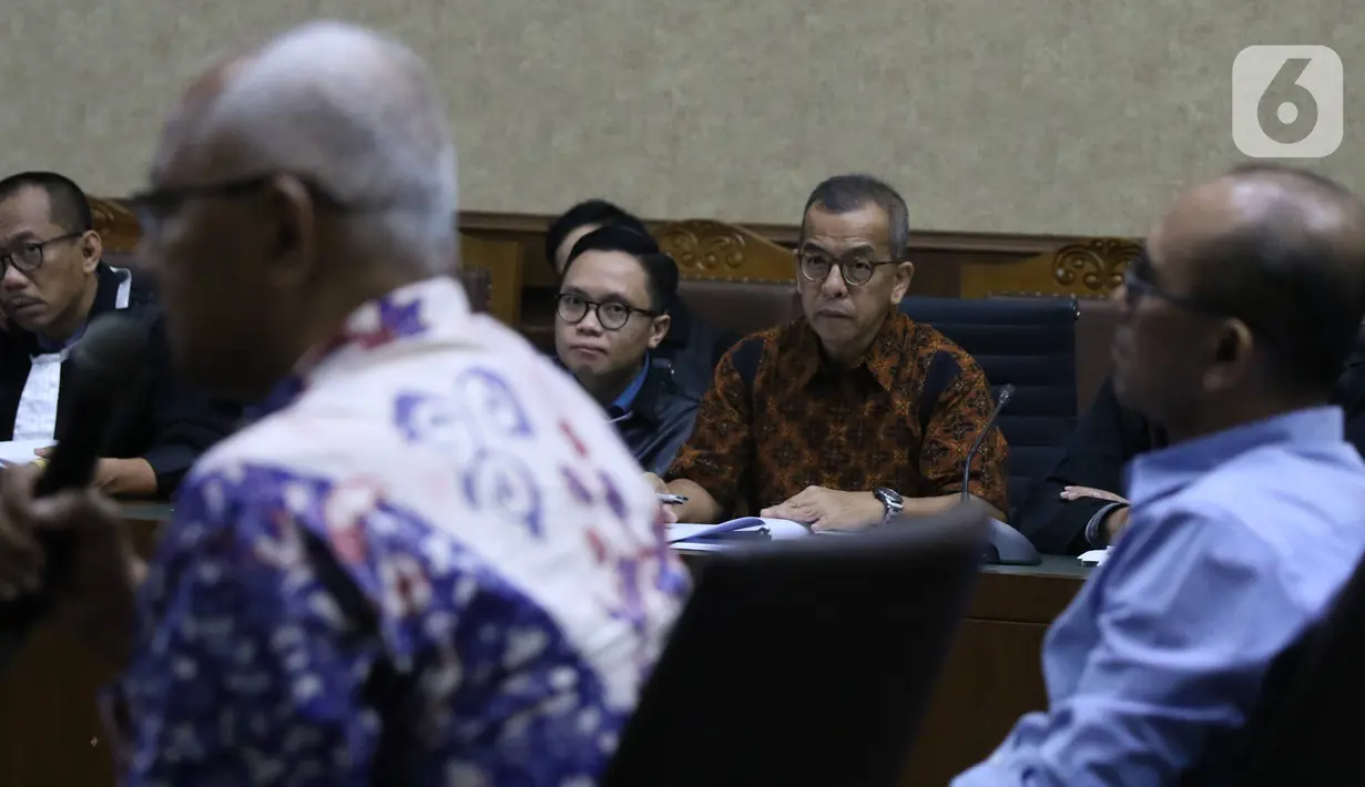 Terdakwa suap pengadaan pesawat dan mesin pesawat di PT Garuda Indonesia,  Emirsyah Satar mendengarkan keterangan saksi di Pengadilan Tipikor Jakarta, Kamis (30/1/2020). Sidang beragendakan mendengarkan keterangan dua saksi, Kabul Riwanto dan Welfridus Korbaho. (Liputan6.com/Angga Yuniar)