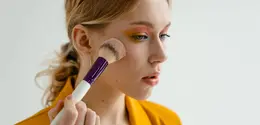 Makeup yang mudah crack umumnya dipengaruhi oleh cara mempersiapkan kulit dan teknik layering produk. (Foto/dok: Pexels/MART PRODUCTION)