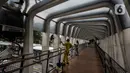 Pasukan kuning dari Dinas Bina Marga DKI Jakarta melakukan perawatan Jembatan Penyeberangan Orang (JPO) di Kawasan Sudirman, Senin (29/3/2021). Kegiatan tersebut dilakukan agar bersih terhidar dari debu serta para pemakai jembatan itu merasa aman dan nyaman. (Liputan6.com/Johan Tallo)