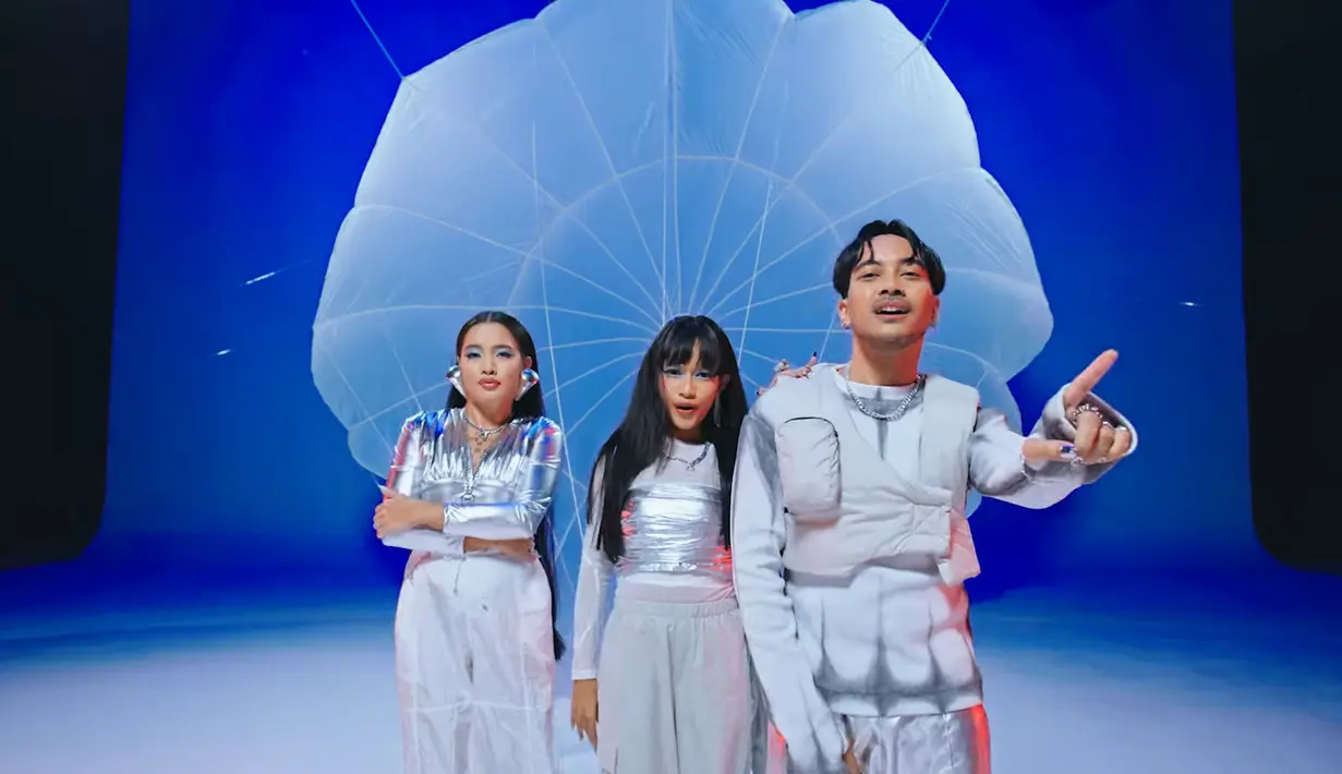 Koreografi jadi sesuatu yang cukup mengejutkan penggemar. Mari kita sambut dengan tangan terbuka, GAC. [YouTube GAC - Gamaliél Audrey Cantika]