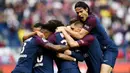 Para pemain PSG merayakan gol yang dicetak oleh Neymar ke gawang Girondins Bordeaux pada laga Liga 1 Prancis di Stadion Parc des Princes, Sabtu (30/9/2017). PSG menang 6-2 atas Girondins Bordeaux. (AFP/Franck Fife)