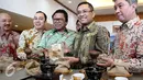 Menperin, Saleh Husin (kedua kanan) bersama Wakil Ketua MPR RI Oesman Sapta Odang (ketiga kiri) dan Ketua Umum AEKI Irfan Anwar (kedua kiri) memperlihatkan biji kopi luwak terbaik usai menghadiri RUA IX AEKI di Jakarta (10/3). (Liputan6.com/Johan Tallo)