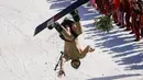 Peserta beratraksi terbalik dengan papan ski selama mengikuti kontes Jump Red Bull dan Freeze di ski resort Chimbulak, Almaty, Kazakhstan (22/3). Dalam kontes ini para peserta mengundang tawa penonton yang menyaksikan. (REUTERS/Shamil Zhumatov)