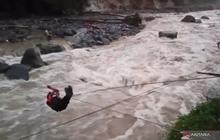 Tim SAR Sumbar Lintasi Sungai dengan Tali 50 Meter dalam Evakuasi Korban Banjir Bandang