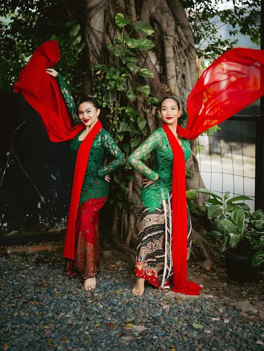 <p>Happy Salma dan Ariel Tatum baru saja menari Jaipong berdua di Sukabumi, tepatnya di pertunjukan seni Sukabumi 1980. Keduanya kompak mengenakan tampilan yang sama, kebaya dan padu padan kain batik, serta selendang. Penampilan seorang penari. [Foto: Instagram/armanfebryan]</p>