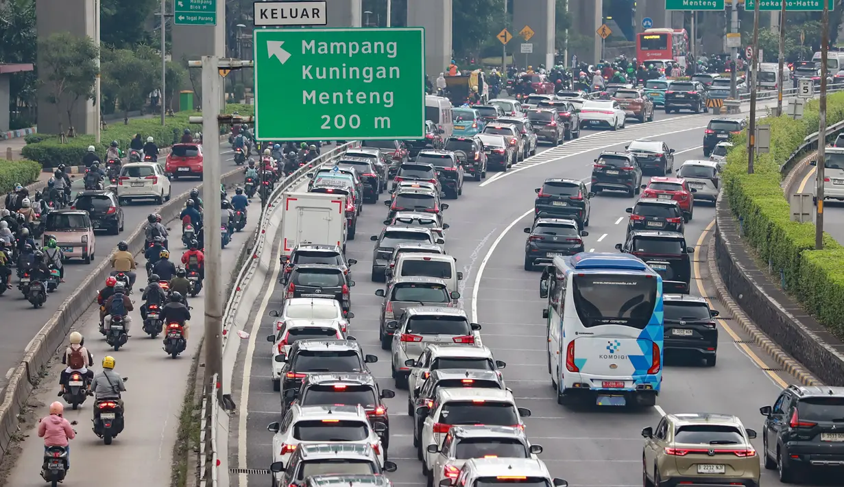 Kembalinya arus lalu lintas yang padat di hari pertama usai libur panjang menjadi penanda Jakarta kembali pada rutinitasnya yang dinamis. Tampak dalam foto, pengendara melintasi jalur contra flow saat hari pertama masuk kerja dan sekolah 2026 di di Jalan Jenderal Gatot Subroto, Jakarta, Senin (5/1/2026). (merdeka.com/Arie Basuki)