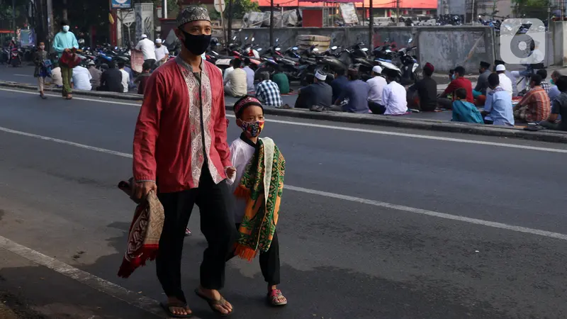 FOTO: Masjid di Tangerang Gelar Salat Idul Adha dengan Protokol Kesehatan Ketat